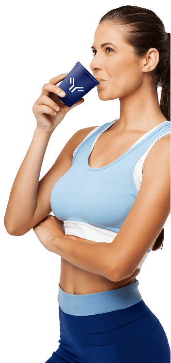 Mujer joven tomando Immunocal